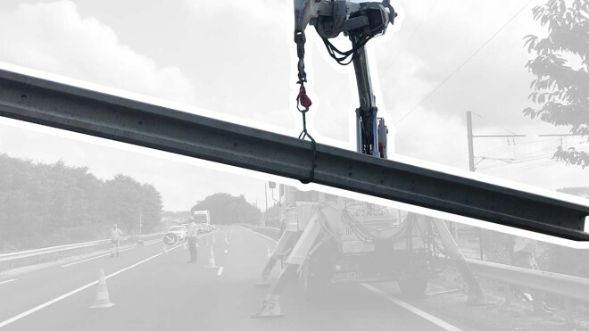 Setzen von Elektrizitätsmasten am Straßenrand