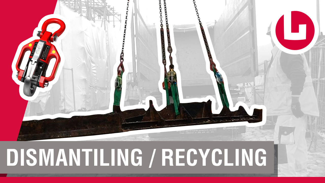Abriss und Recycling: Setzen von Stahlbauteilen in Recyclingcontainer
